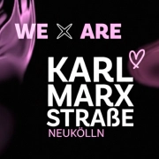 Abstraktes Motiv mit dem Text: We are Karl-Marx-Straße Neukölln