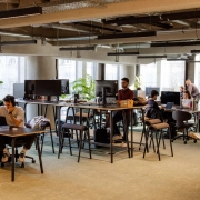 Workshop-Angebot für Unternehmen aus dem Zentrum: CODE-Studierende arbeiten am Campus mit Laptops und künstlicher Intelligenz im Workshopraum für den Verkaufsprozess.