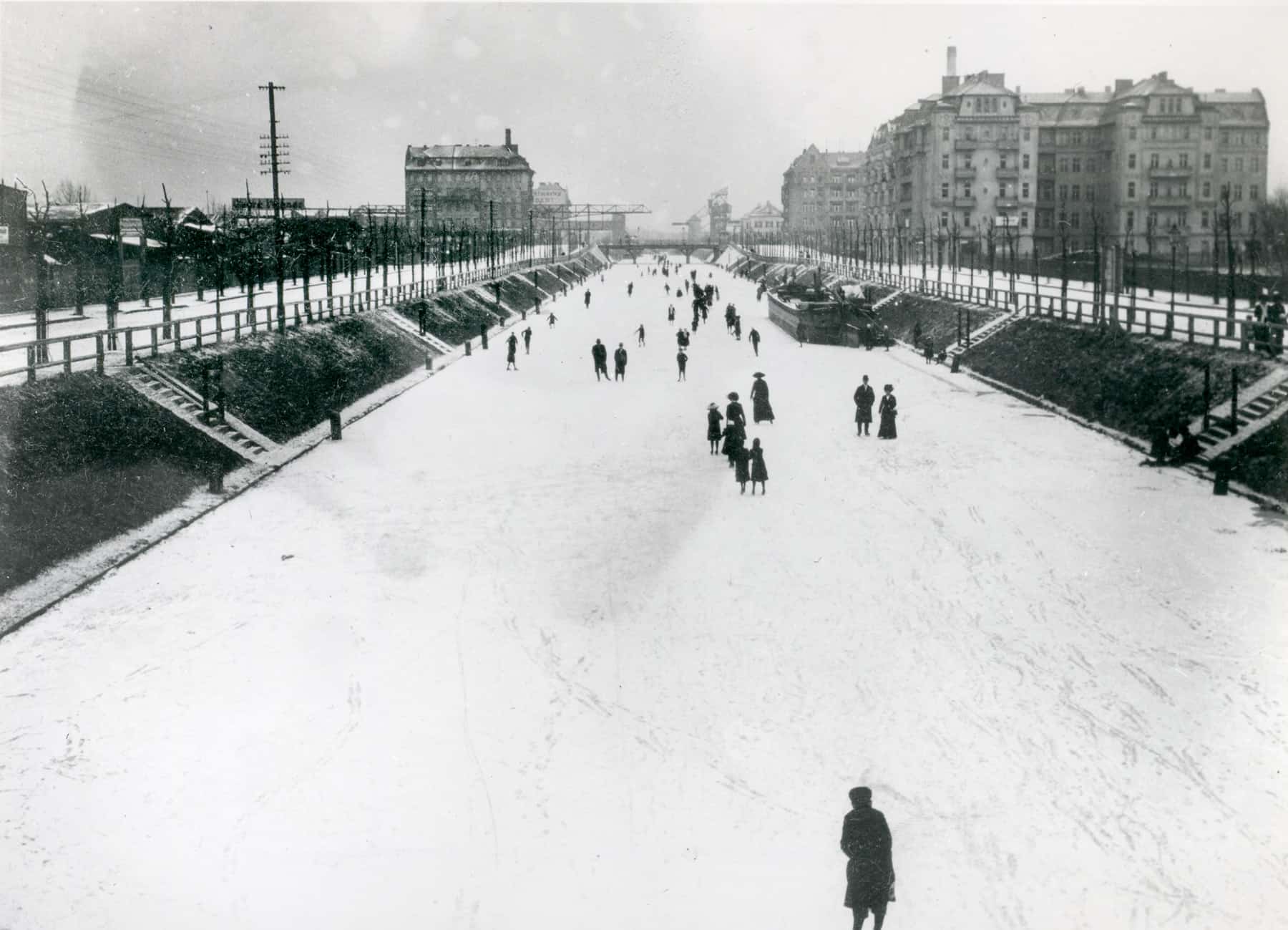 Historisches Foto Schlittschuhlaufen