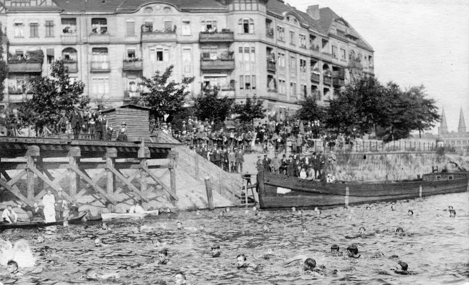 Historisches Foto Wettschwimmen