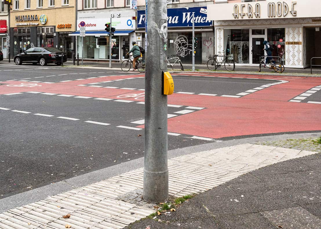 Straßenkreuzung mit Markierungen