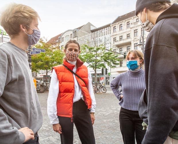 Menschen auf dem Alfred-Scholz-Platz