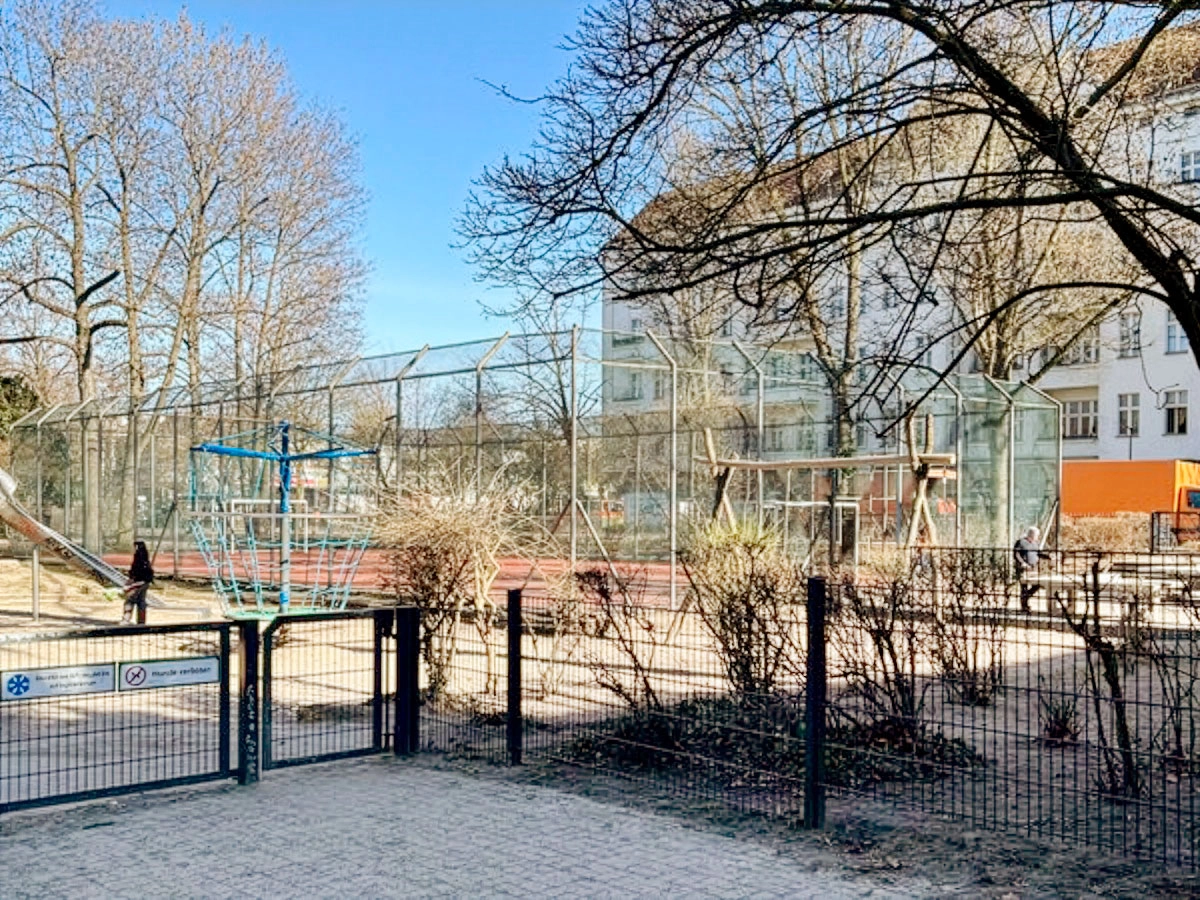 Eingangsbereich des Spielplatzes mit Blick auf Ballkäfig