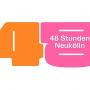 Buntes Festivallogo von 48 Stunden Neukölln mit orangefarbener Eins und pinkem Block auf weißem Hintergrund für das Berliner Kunstfestival 2026.