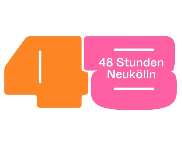 Buntes Festivallogo von 48 Stunden Neukölln mit orangefarbener Eins und pinkem Block auf weißem Hintergrund für das Berliner Kunstfestival 2026.