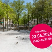 Eröffnung des neuen Karl-Marx-Platzes in Berlin-Neukölln mit Bäumen, Pflasterfläche, Bauzäunen und Hinweis auf Dienstag, 23.06.2026, 15:00–16:30 Uhr.