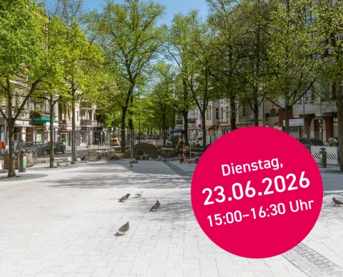 Eröffnung des neuen Karl-Marx-Platzes in Berlin-Neukölln mit Bäumen, Pflasterfläche, Bauzäunen und Hinweis auf Dienstag, 23.06.2026, 15:00–16:30 Uhr.