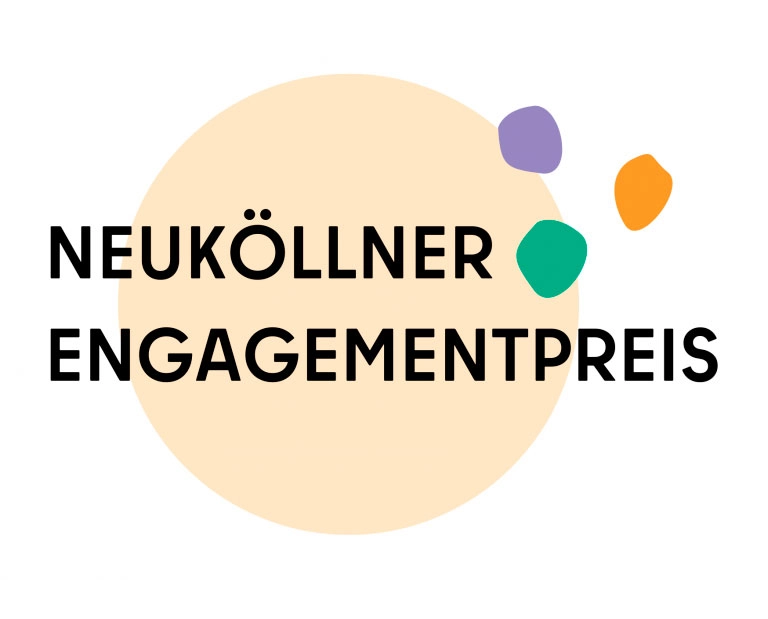 Das Logo des Neuköllner Engagementpreises zeigt den Schriftzug auf hellem Kreis mit bunten Punkten.
