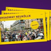 Drei gelbe Hefte des BROADWAY Neukölln mit der Ausgabe N° 17 und dem Thema Reibungen liegen auf violettem Grund vor einer Straße voller Fahrräder.