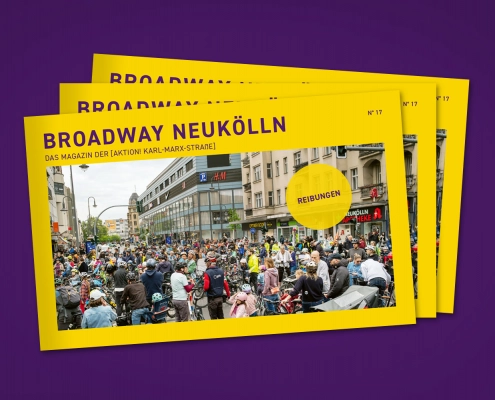 Drei gelbe Hefte des BROADWAY Neukölln mit der Ausgabe N° 17 und dem Thema Reibungen liegen auf violettem Grund vor einer Straße voller Fahrräder.