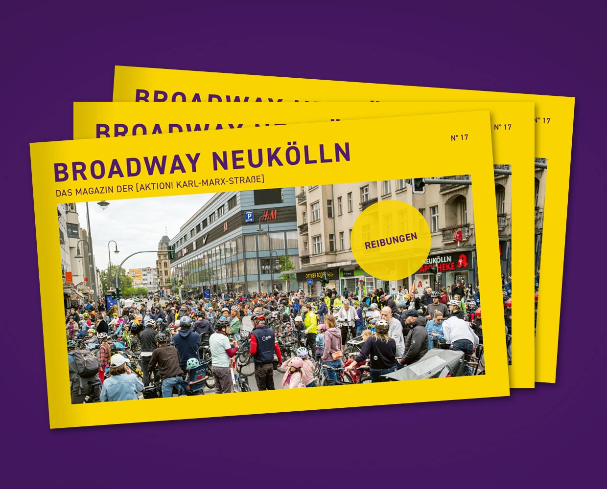 Drei gelbe Hefte des BROADWAY Neukölln mit der Ausgabe N° 17 und dem Thema Reibungen liegen auf violettem Grund vor einer Straße voller Fahrräder.